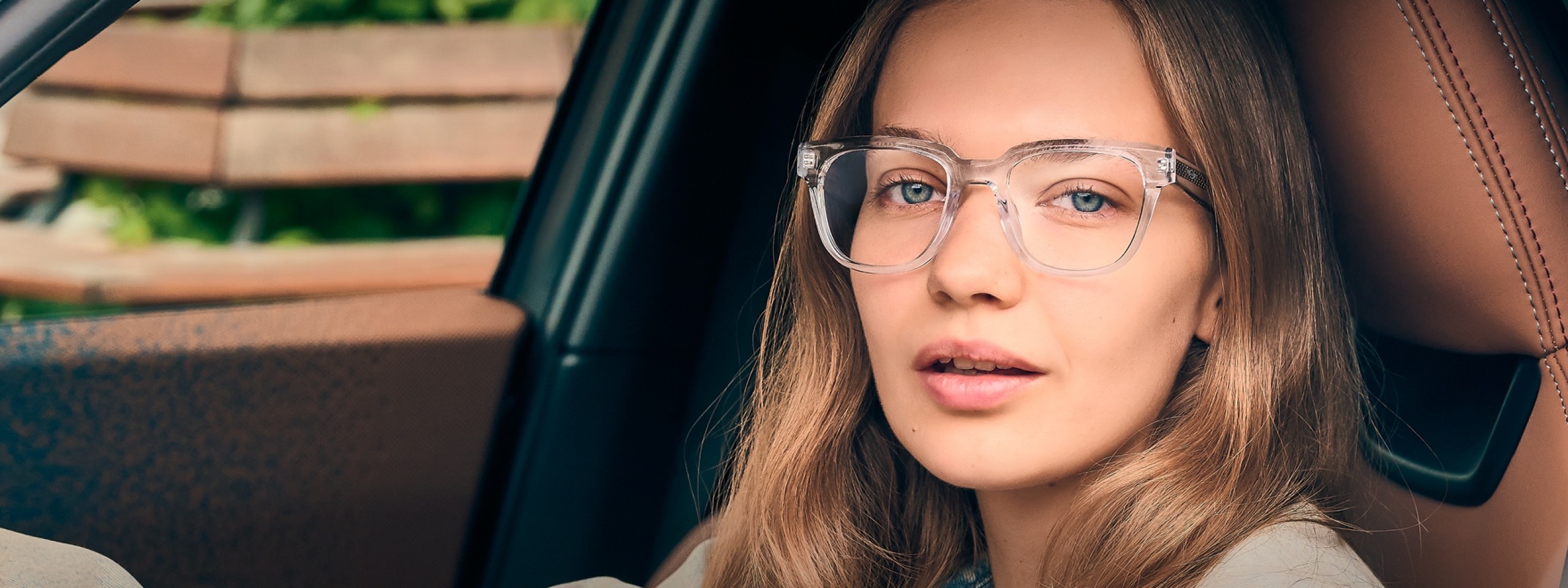Mini Eyewear: Frau mit Brille